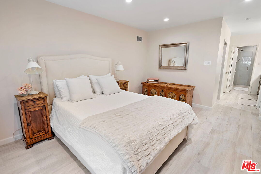 838 S Barrington Ave Unit: 203