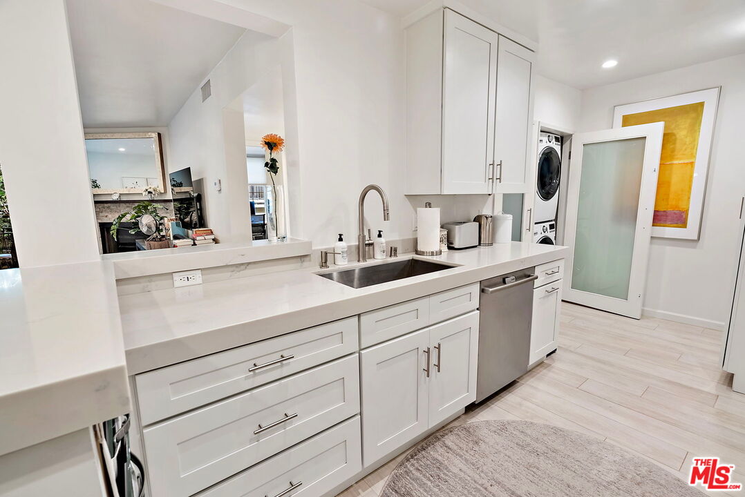 838 S Barrington Ave Unit: 203