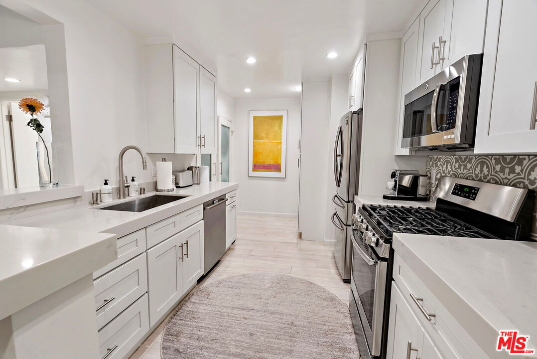 838 S Barrington Ave Unit: 203