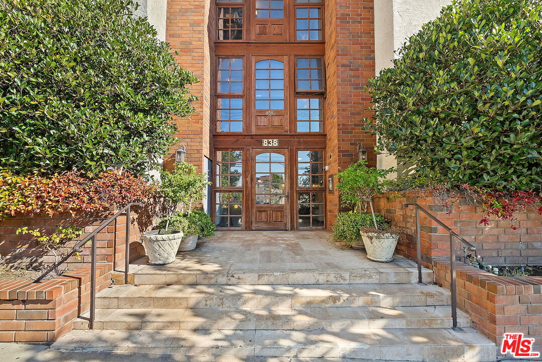 838 S Barrington Ave Unit: 203