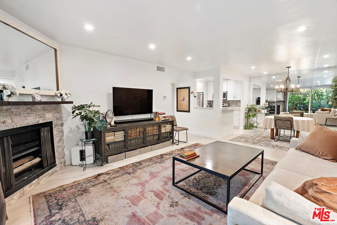 838 S Barrington Ave Unit: 203