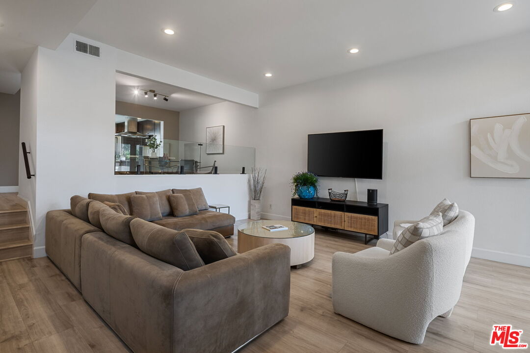 17165 Palisades Cir