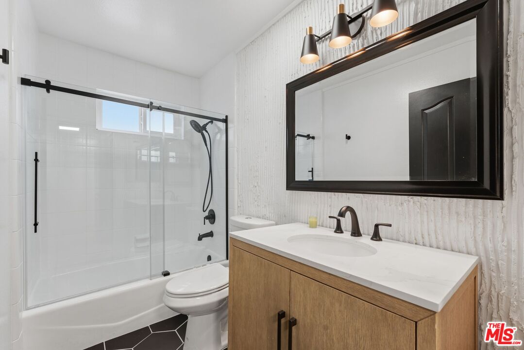 1160 Granville Ave Unit: 104