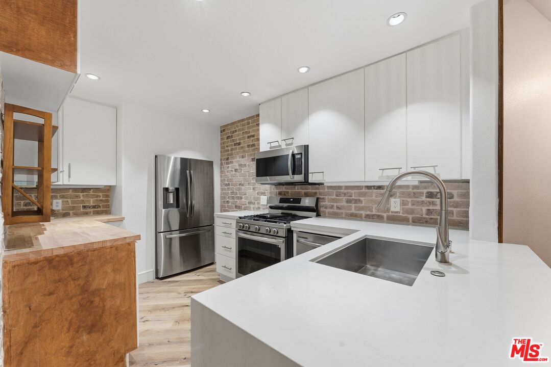 1160 Granville Ave Unit: 104