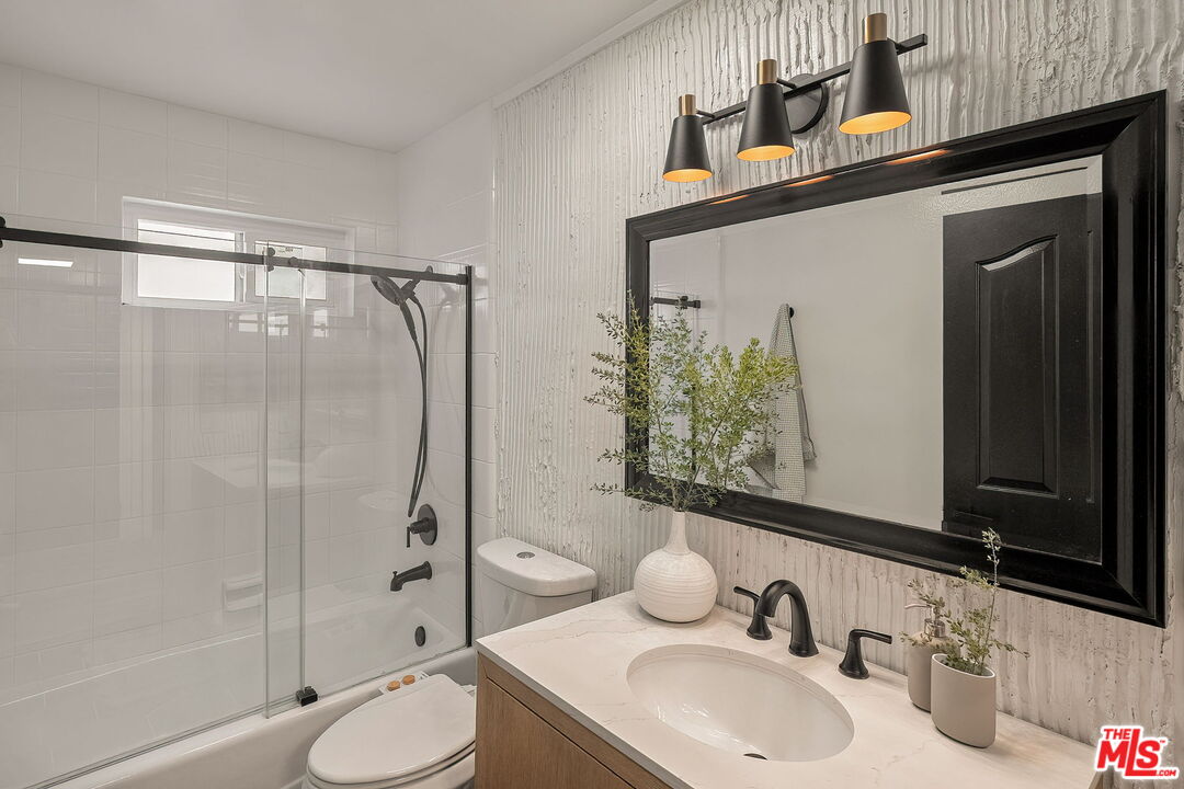 1160 Granville Ave Unit: 104