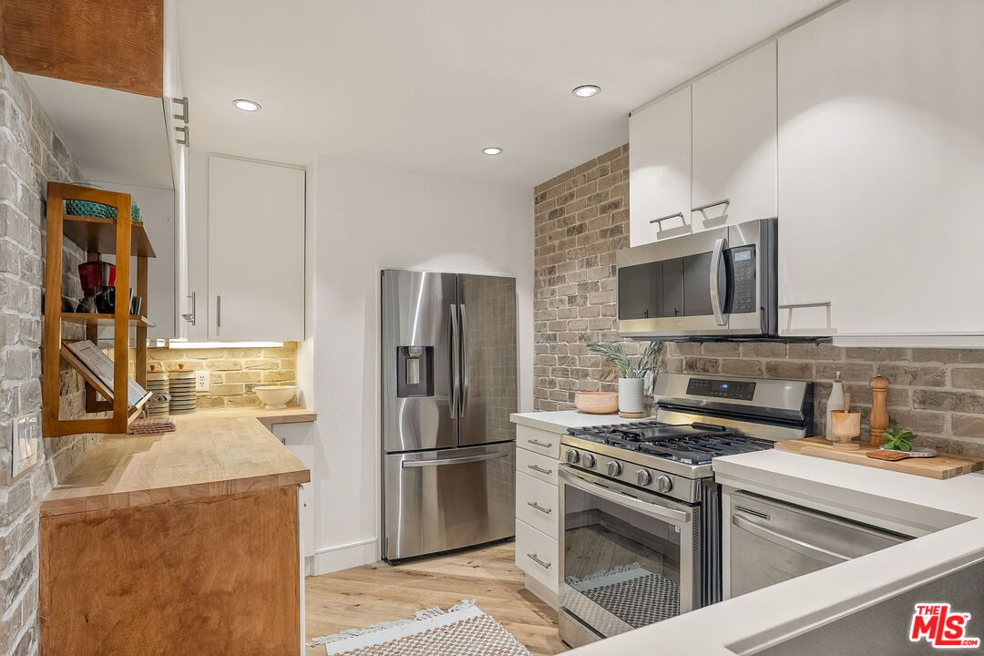 1160 Granville Ave Unit: 104