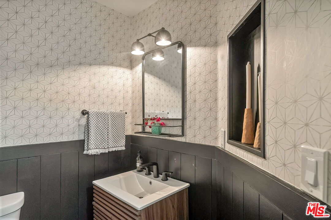 1160 Granville Ave Unit: 104