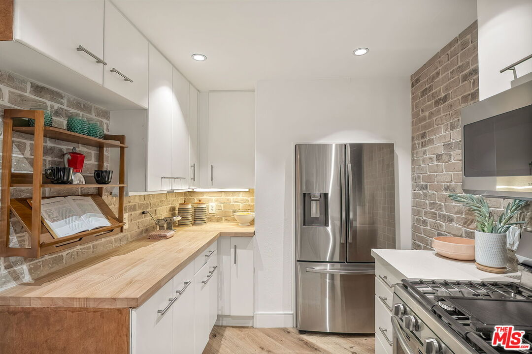1160 Granville Ave Unit: 104
