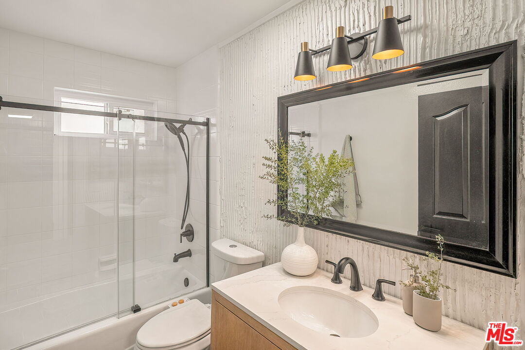 1160 Granville Ave Unit: 104