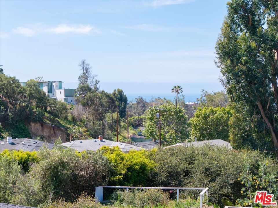 1025 Las Pulgas Rd