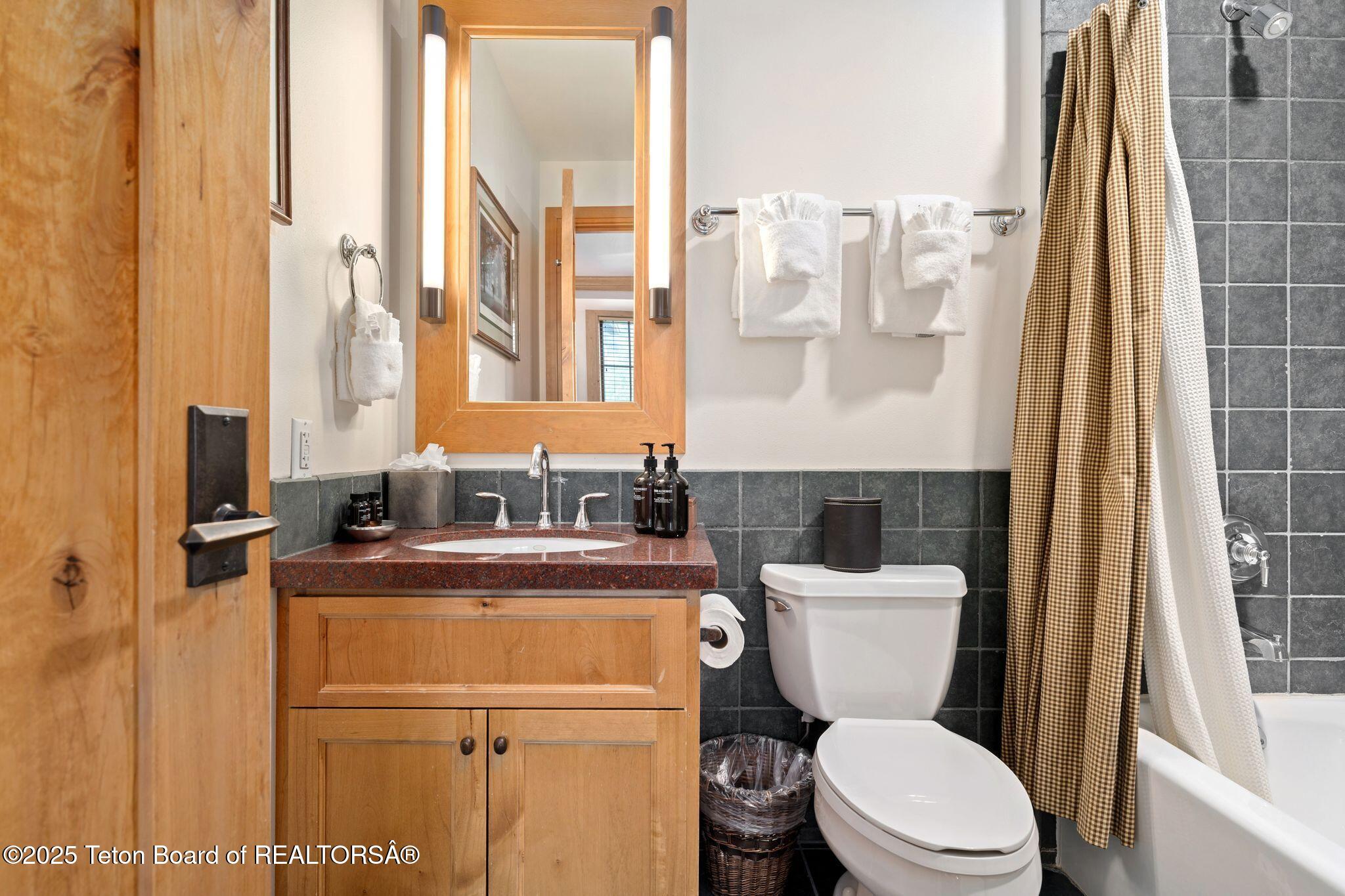 3285 W VILLAGE Drive, 404