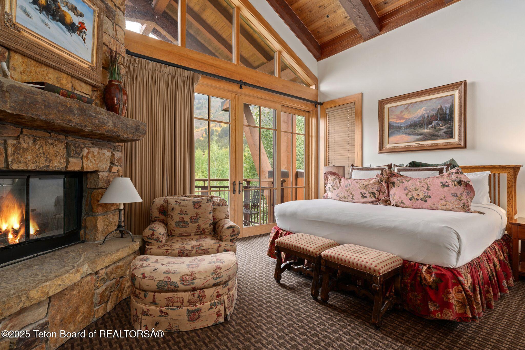 3285 W VILLAGE Drive, 404