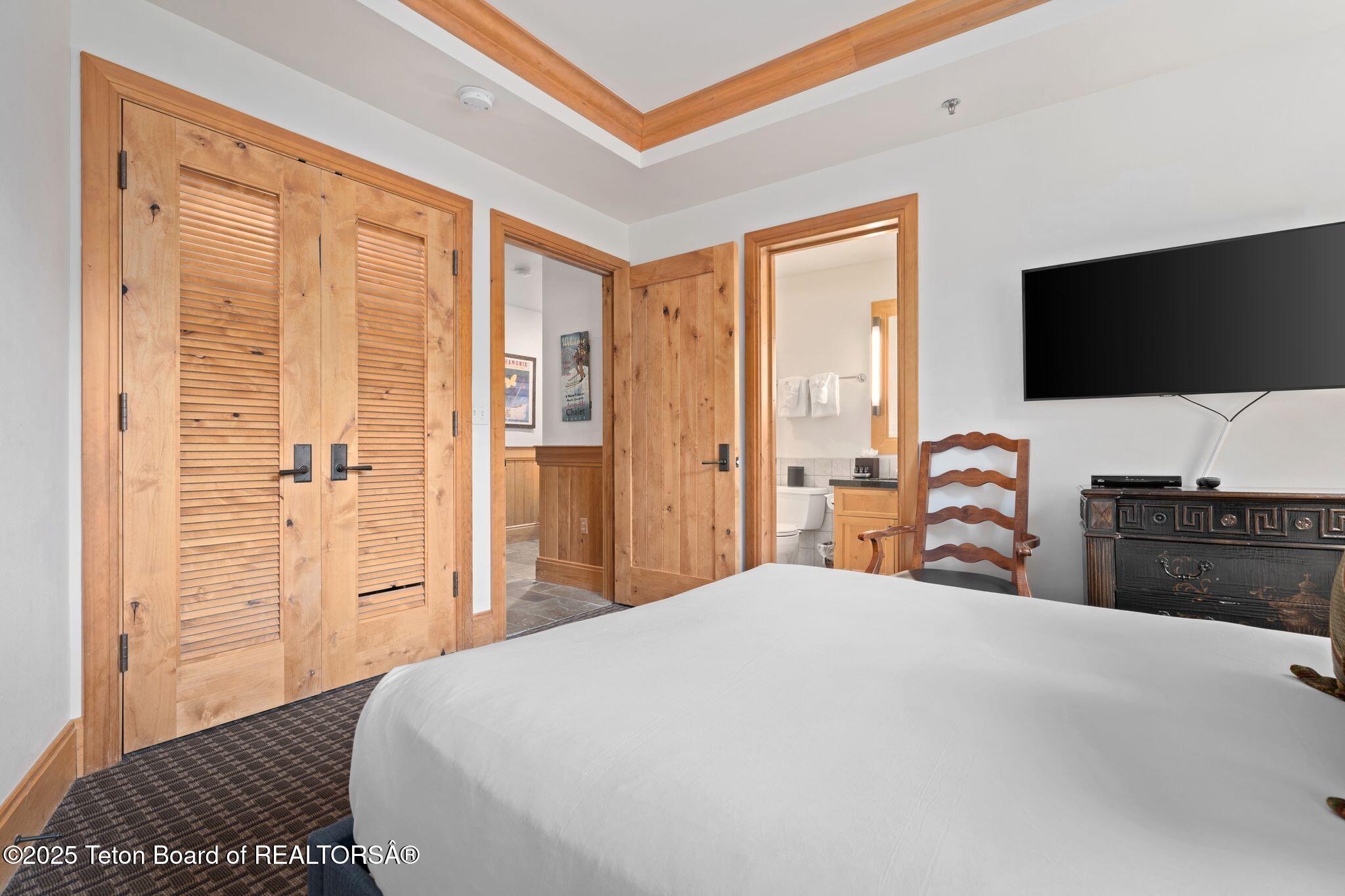 3285 W VILLAGE Drive, 404