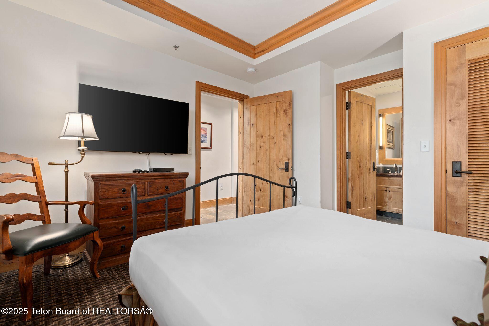 3285 W VILLAGE Drive, 404