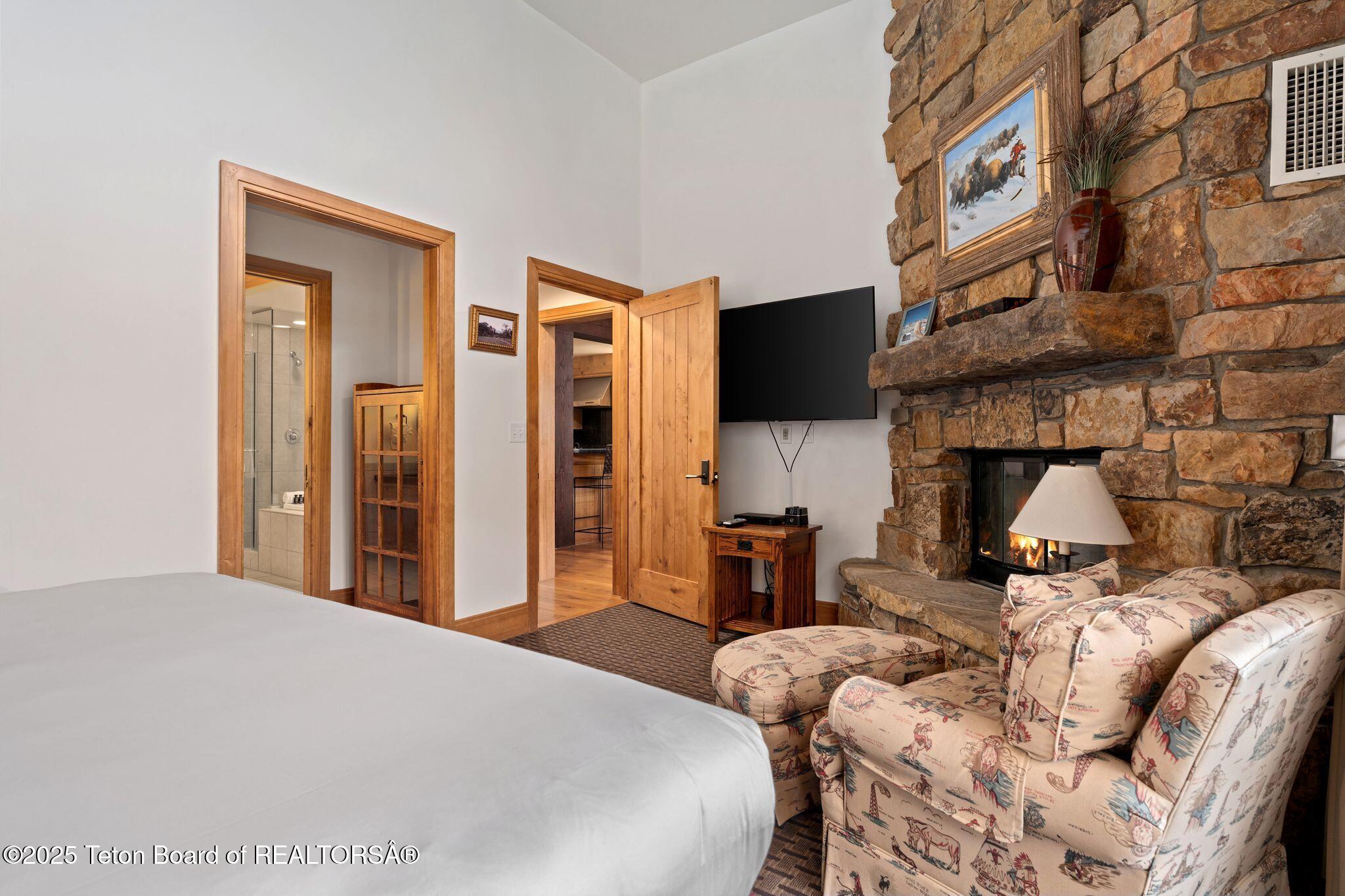 3285 W VILLAGE Drive, 404