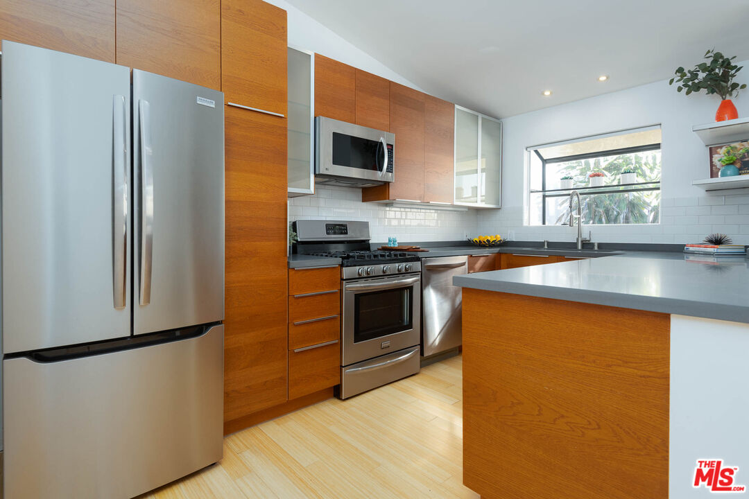 11634 Gorham Ave Unit: 203