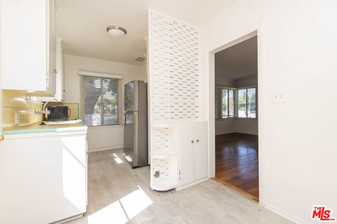 2628 S Barrington Ave