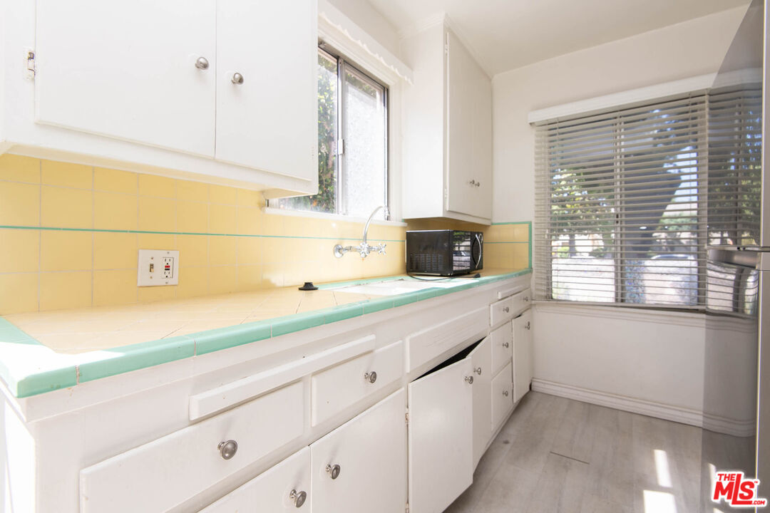 2628 S Barrington Ave