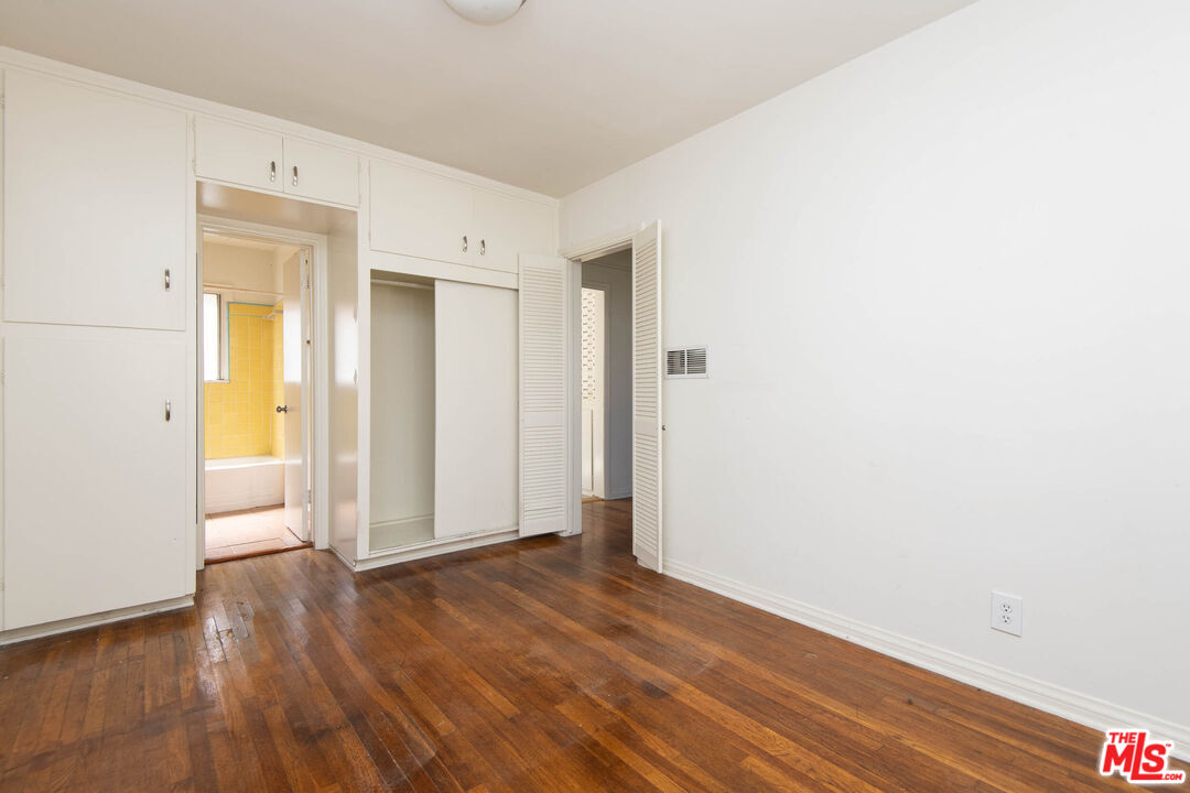 2628 S Barrington Ave