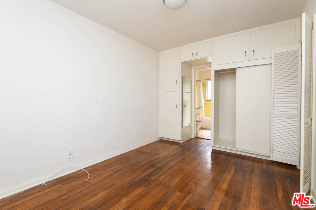 2628 S Barrington Ave