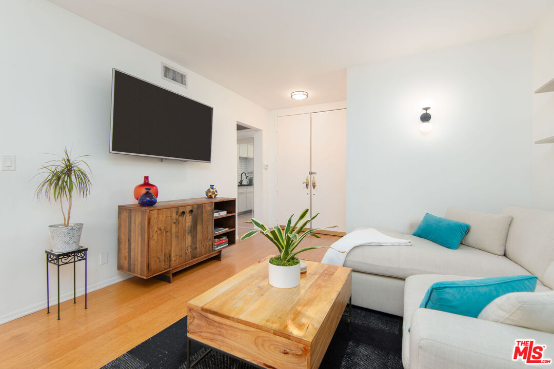 1131 Alta Loma Rd Unit: 123