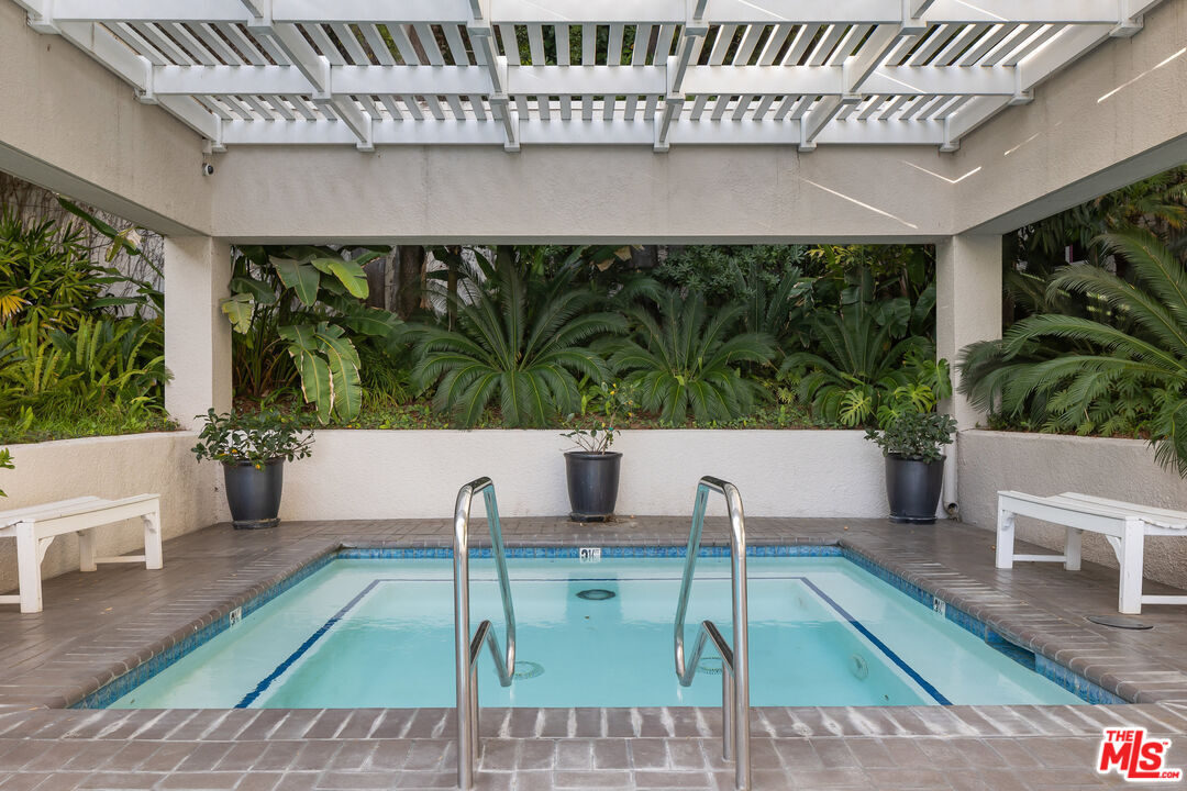 1131 Alta Loma Rd Unit: 123