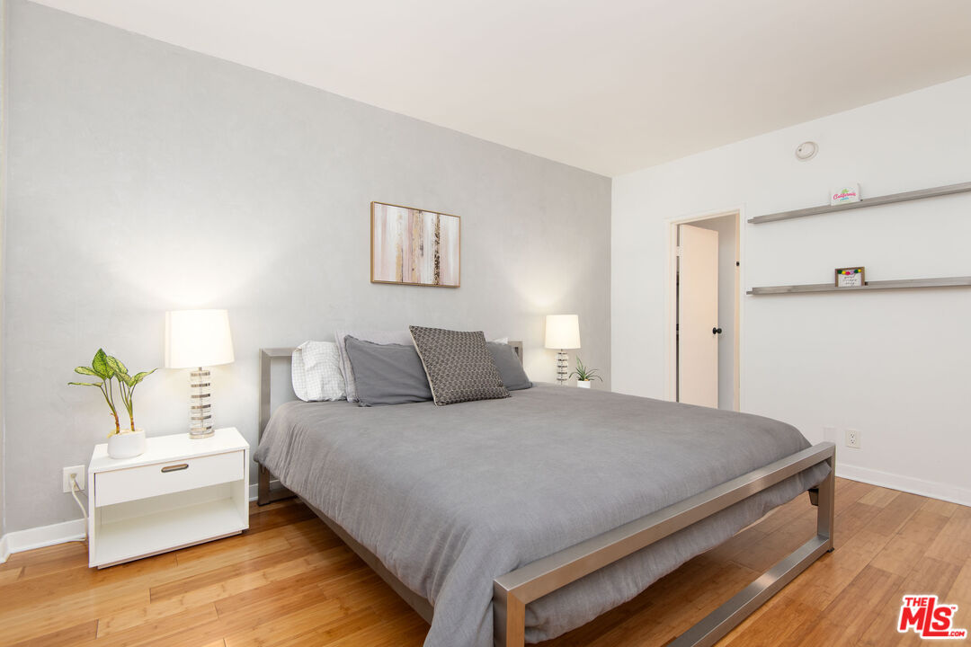 1131 Alta Loma Rd Unit: 123