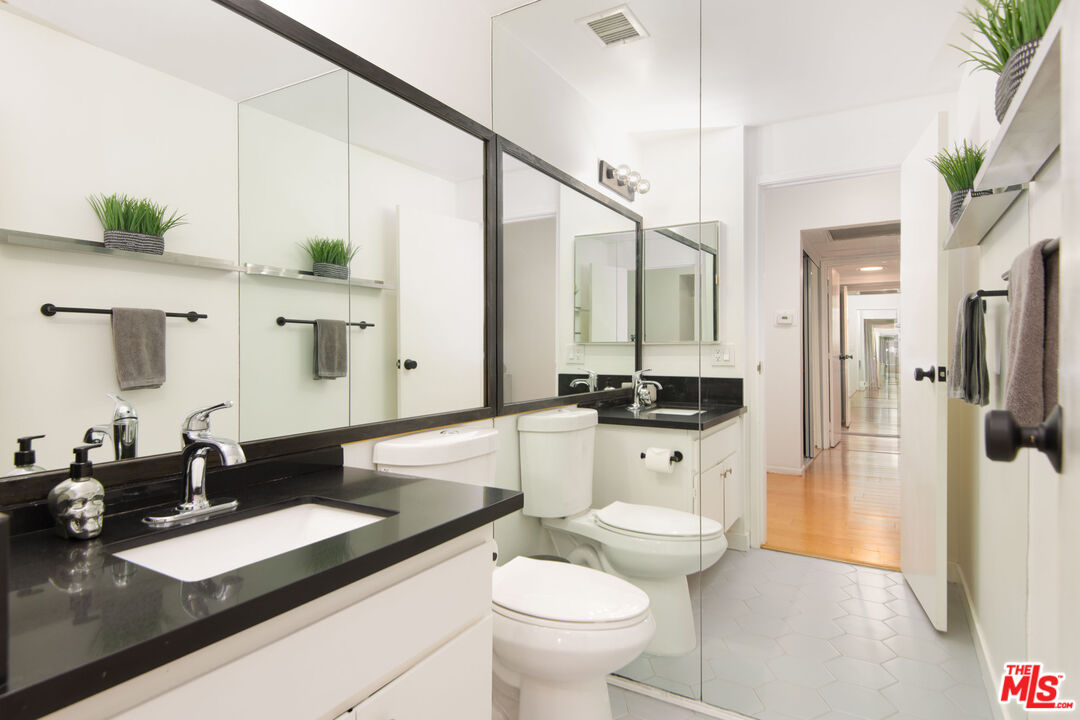 1131 Alta Loma Rd Unit: 123