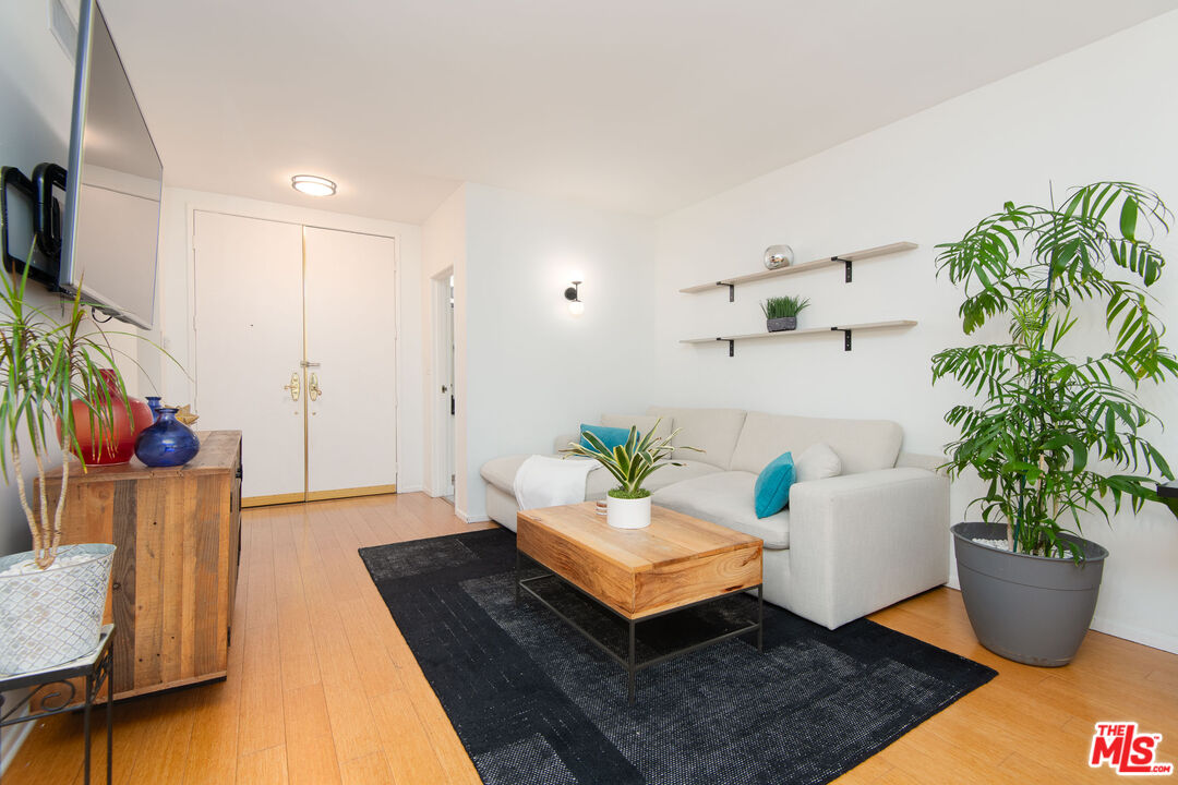 1131 Alta Loma Rd Unit: 123