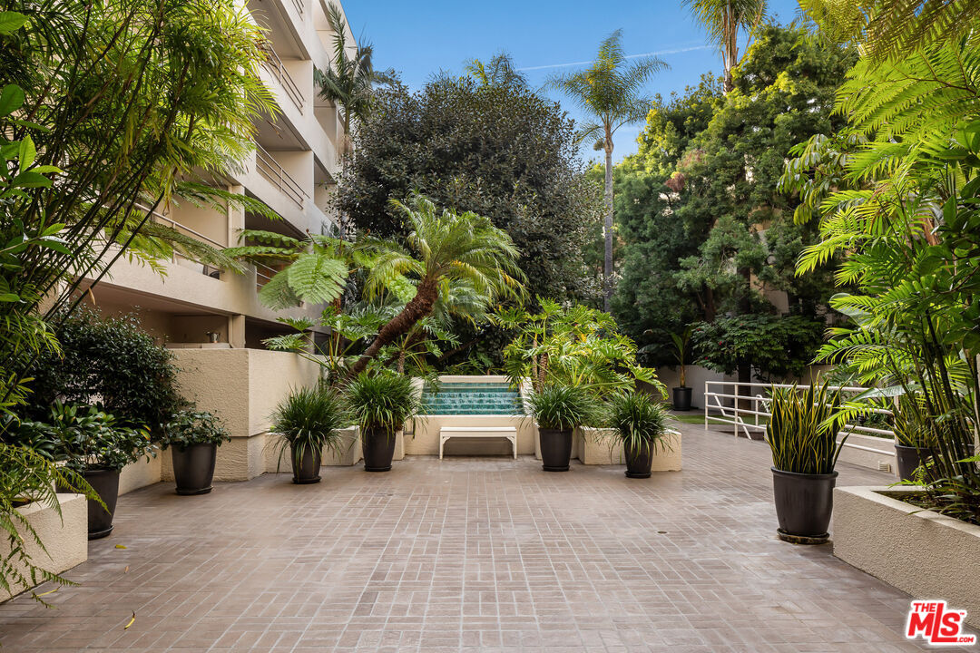1131 Alta Loma Rd Unit: 123