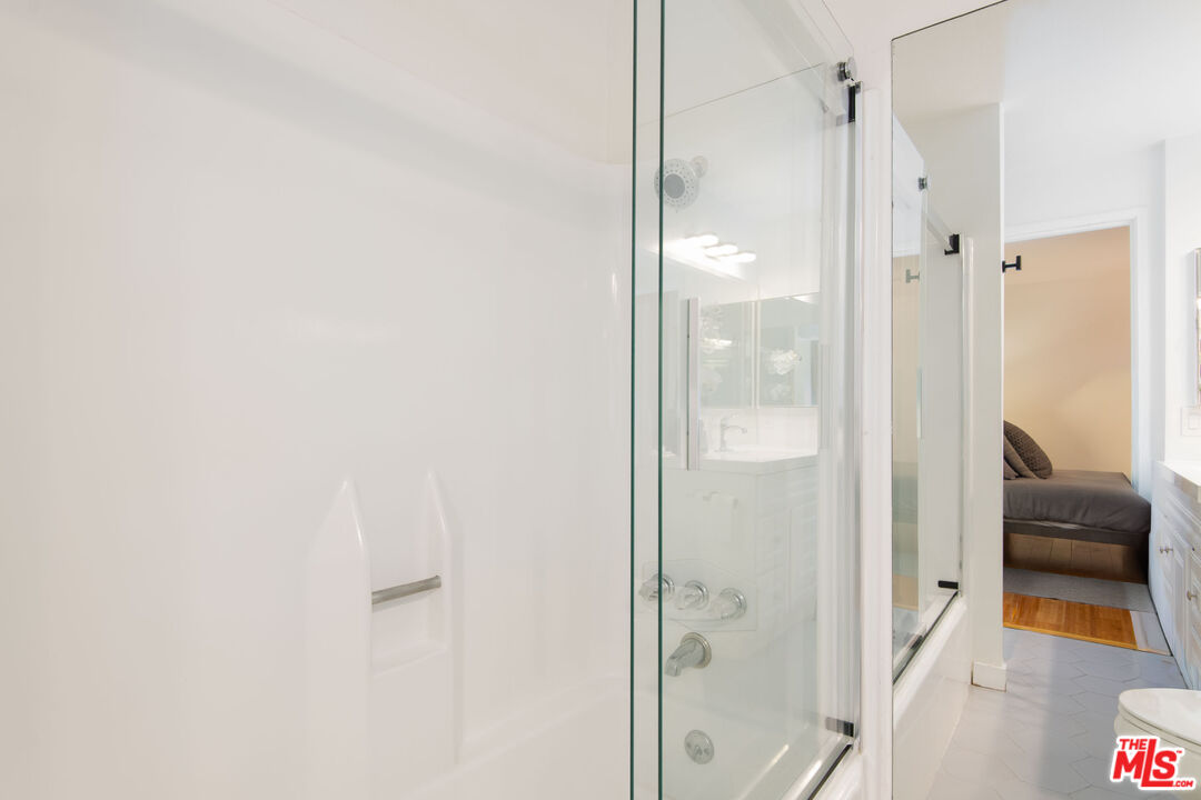 1131 Alta Loma Rd Unit: 123