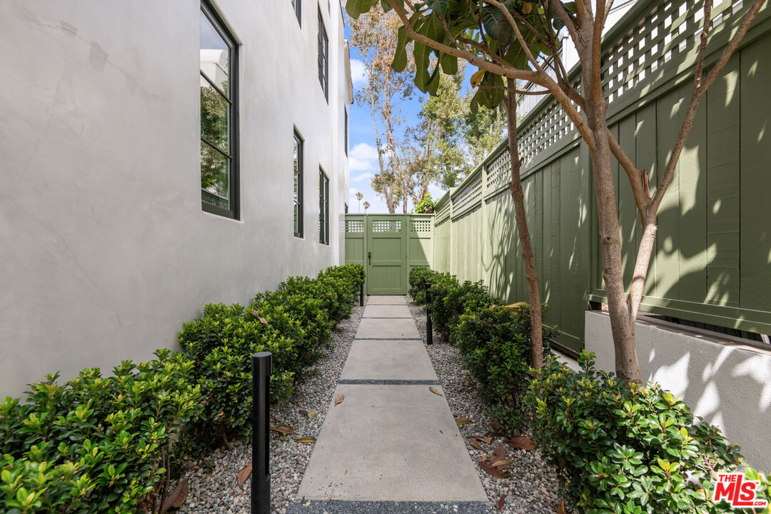 930 Lincoln Blvd Unit: B