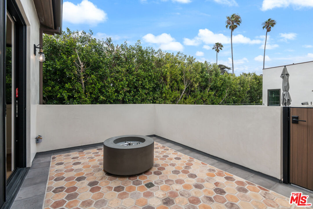 930 Lincoln Blvd Unit: B