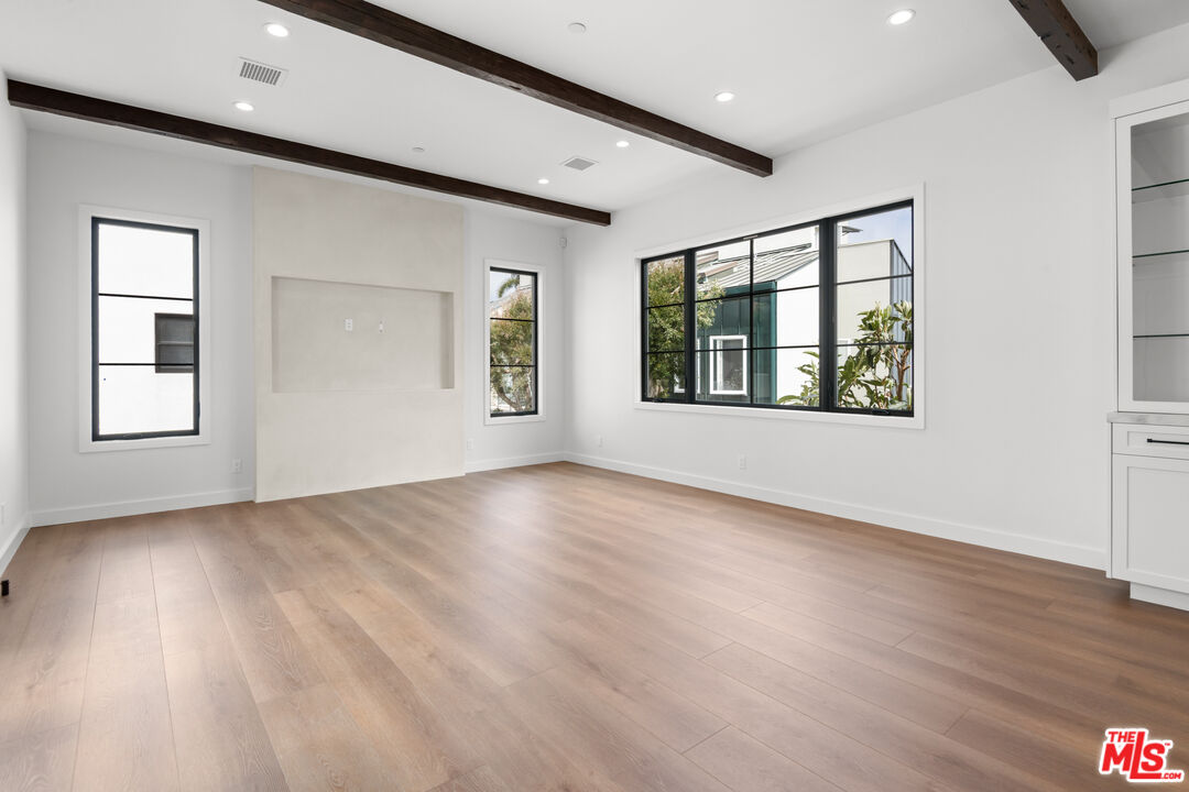 930 Lincoln Blvd Unit: B