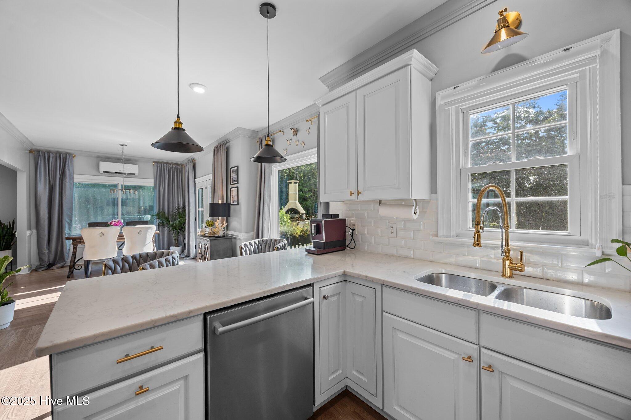 2221 Greaves Court
