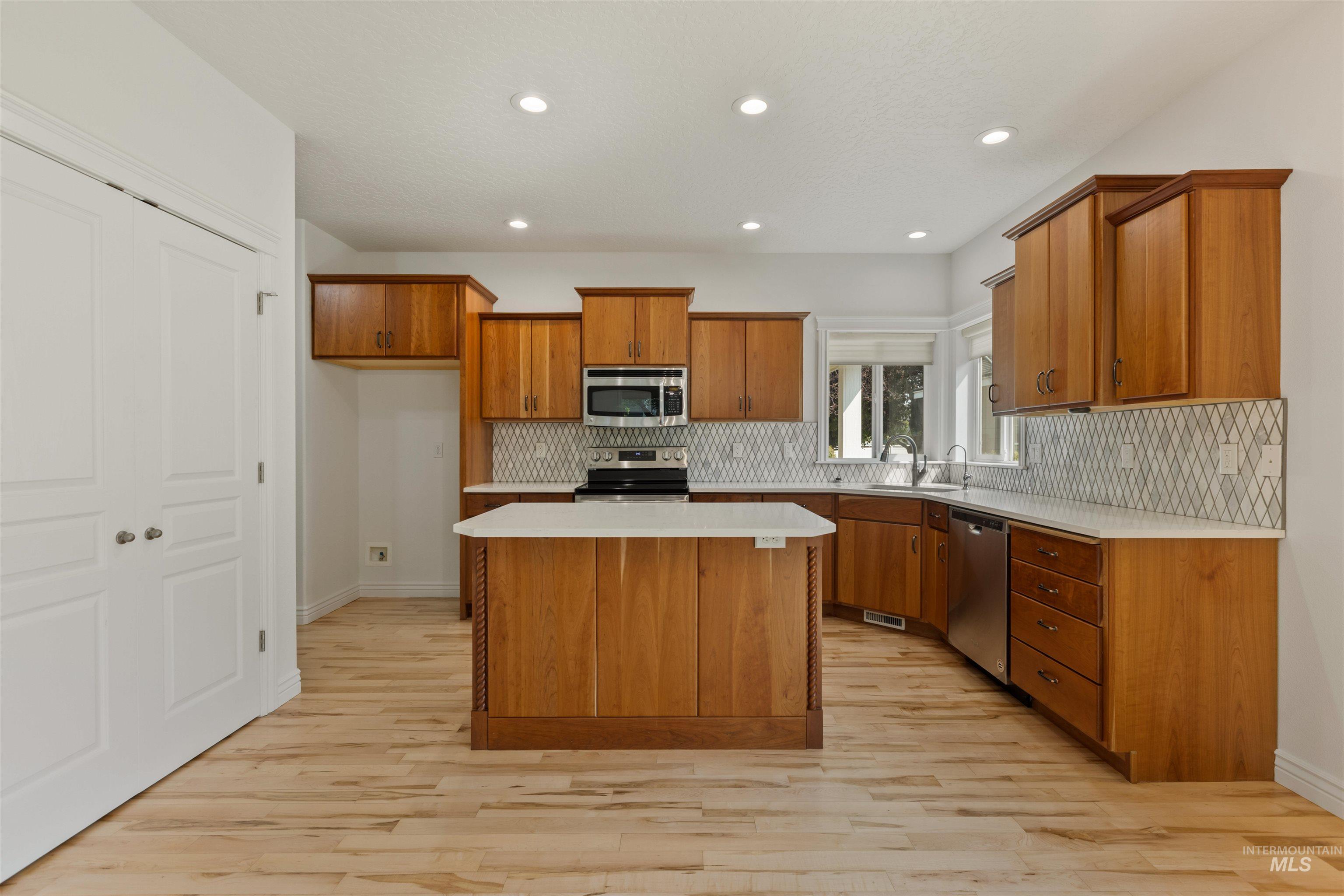 940 W Heather Woods Dr