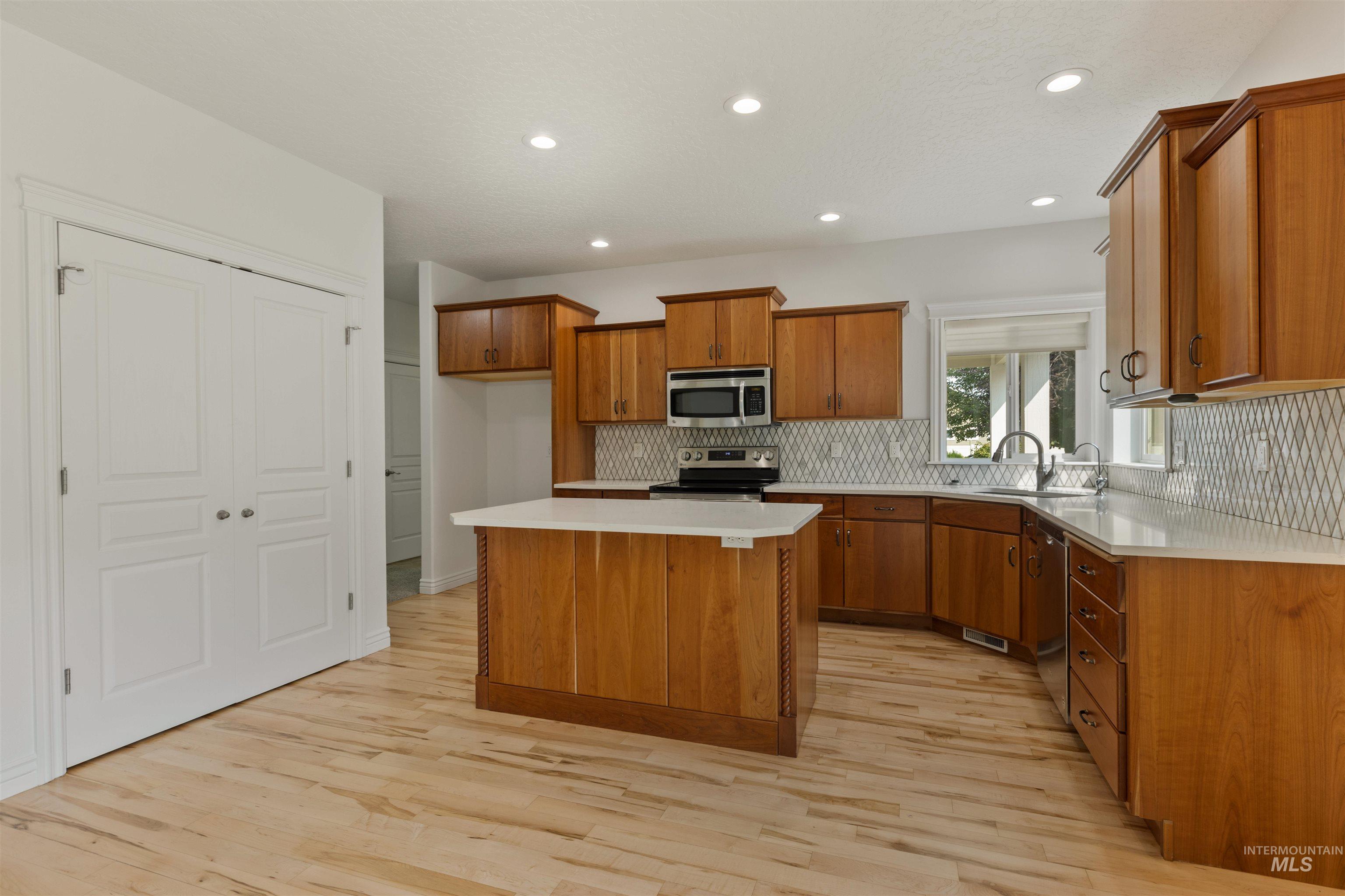 940 W Heather Woods Dr