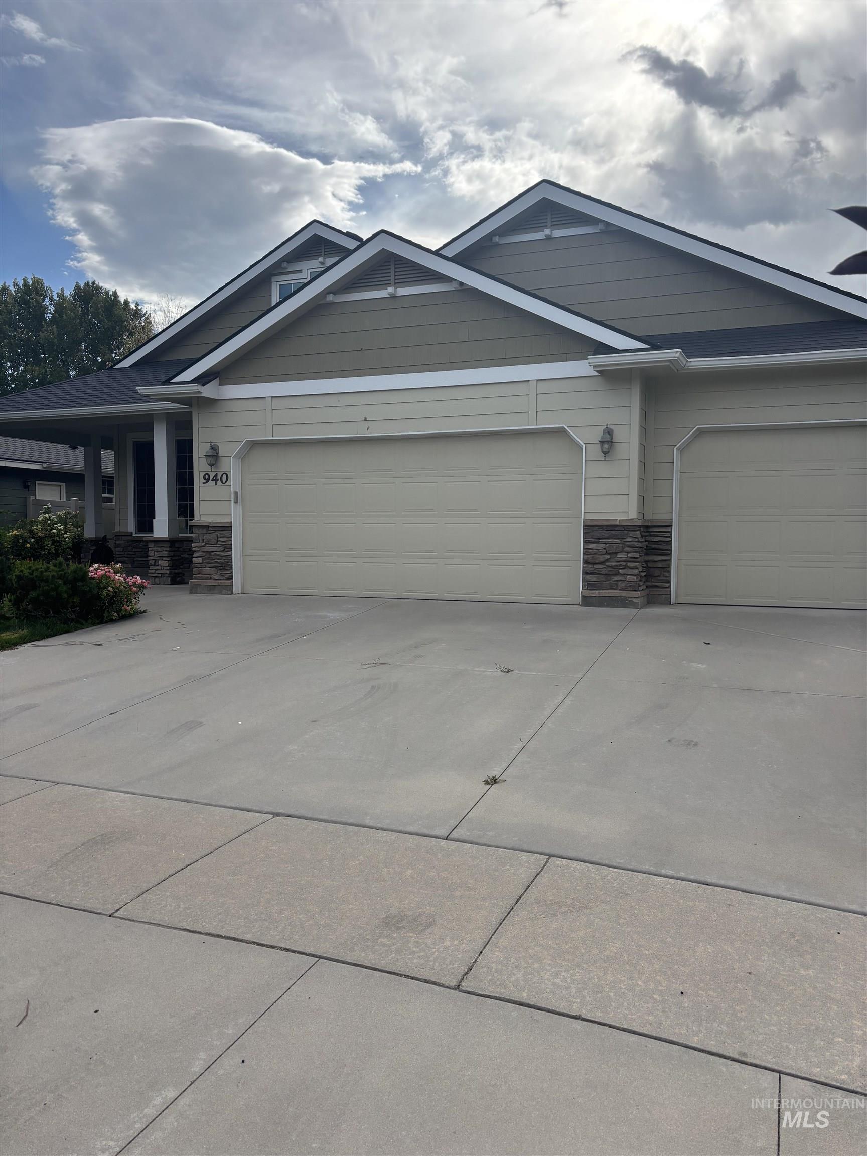 940 W Heather Woods Dr