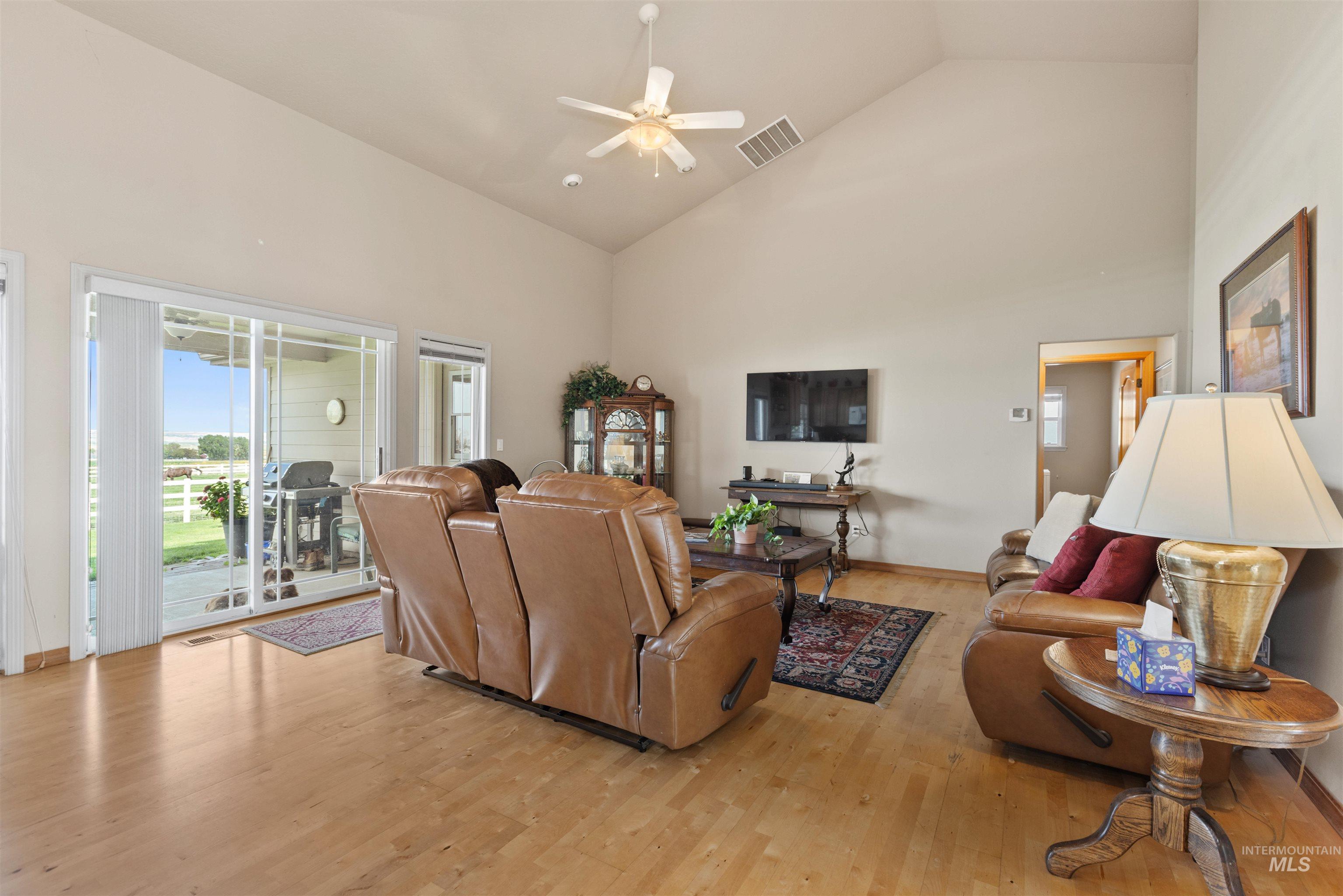 5996 Whispering Hills Dr