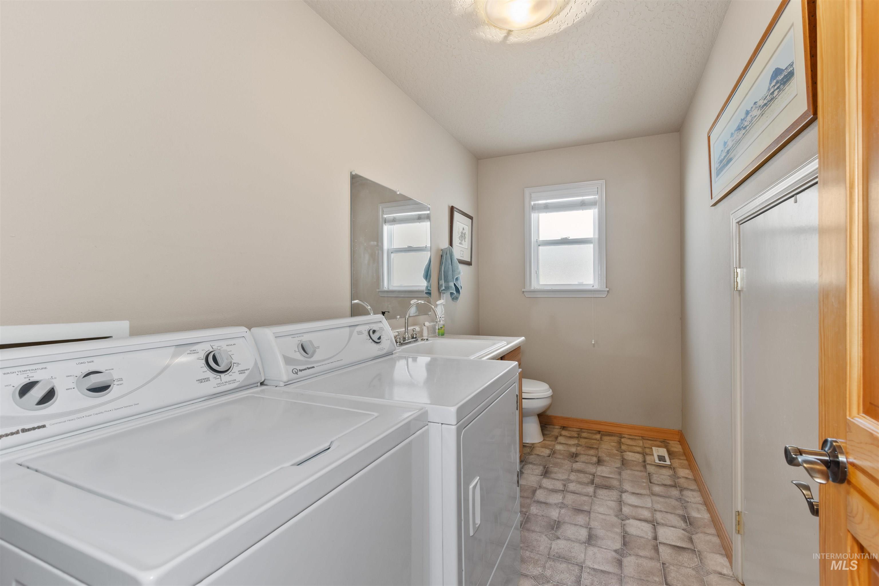 5996 Whispering Hills Dr