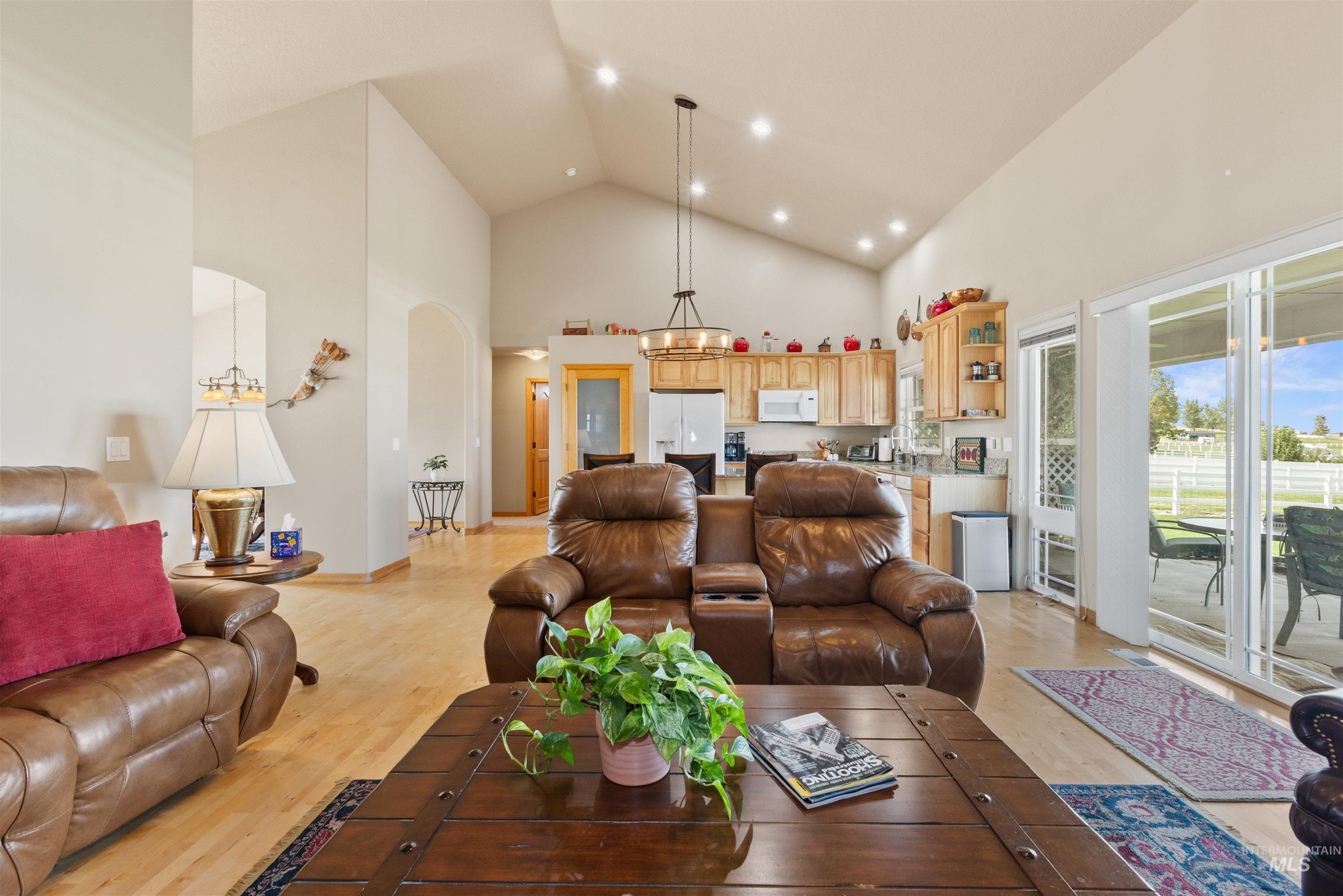 5996 Whispering Hills Dr