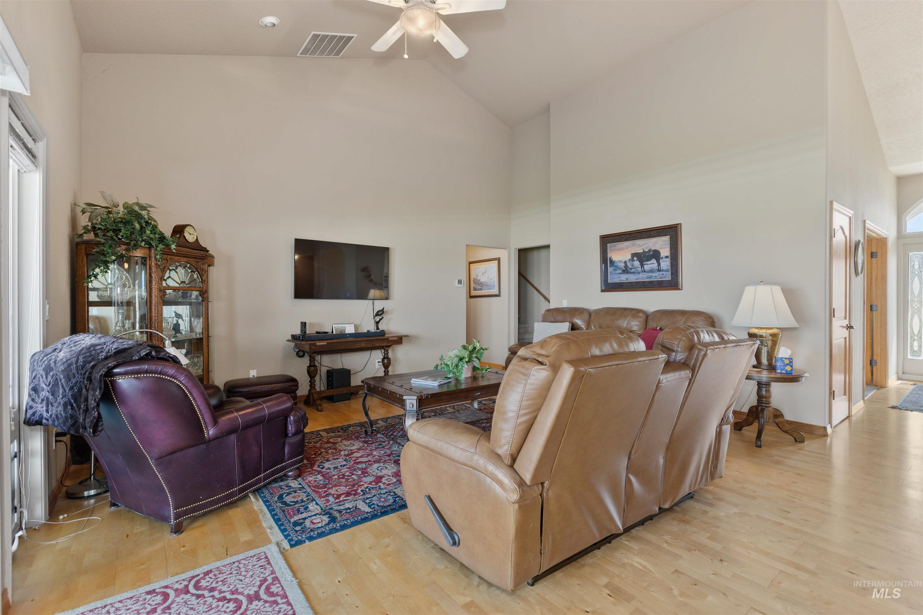 5996 Whispering Hills Dr