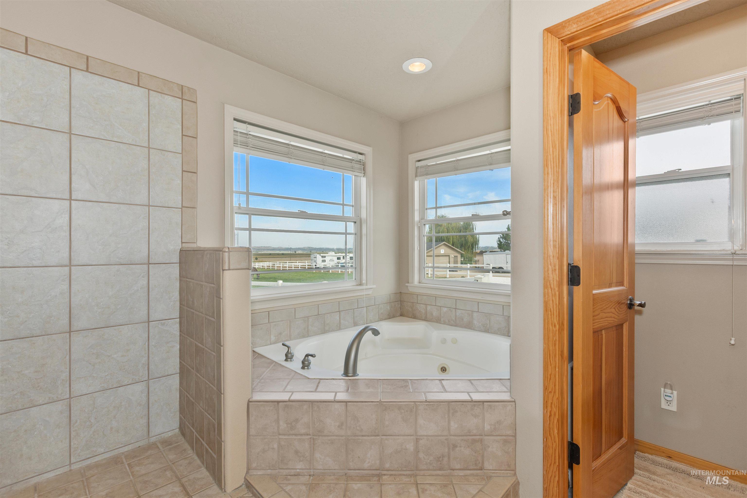 5996 Whispering Hills Dr