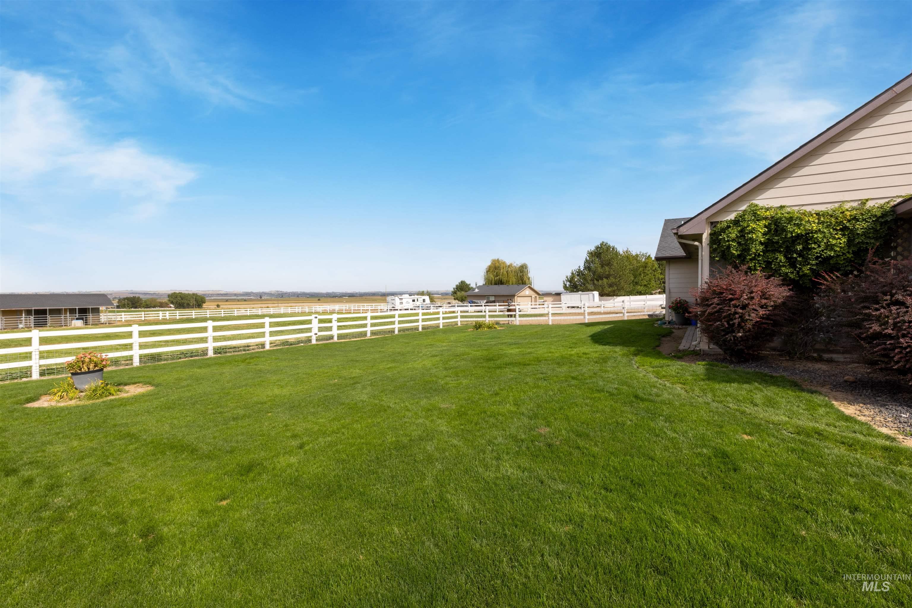 5996 Whispering Hills Dr