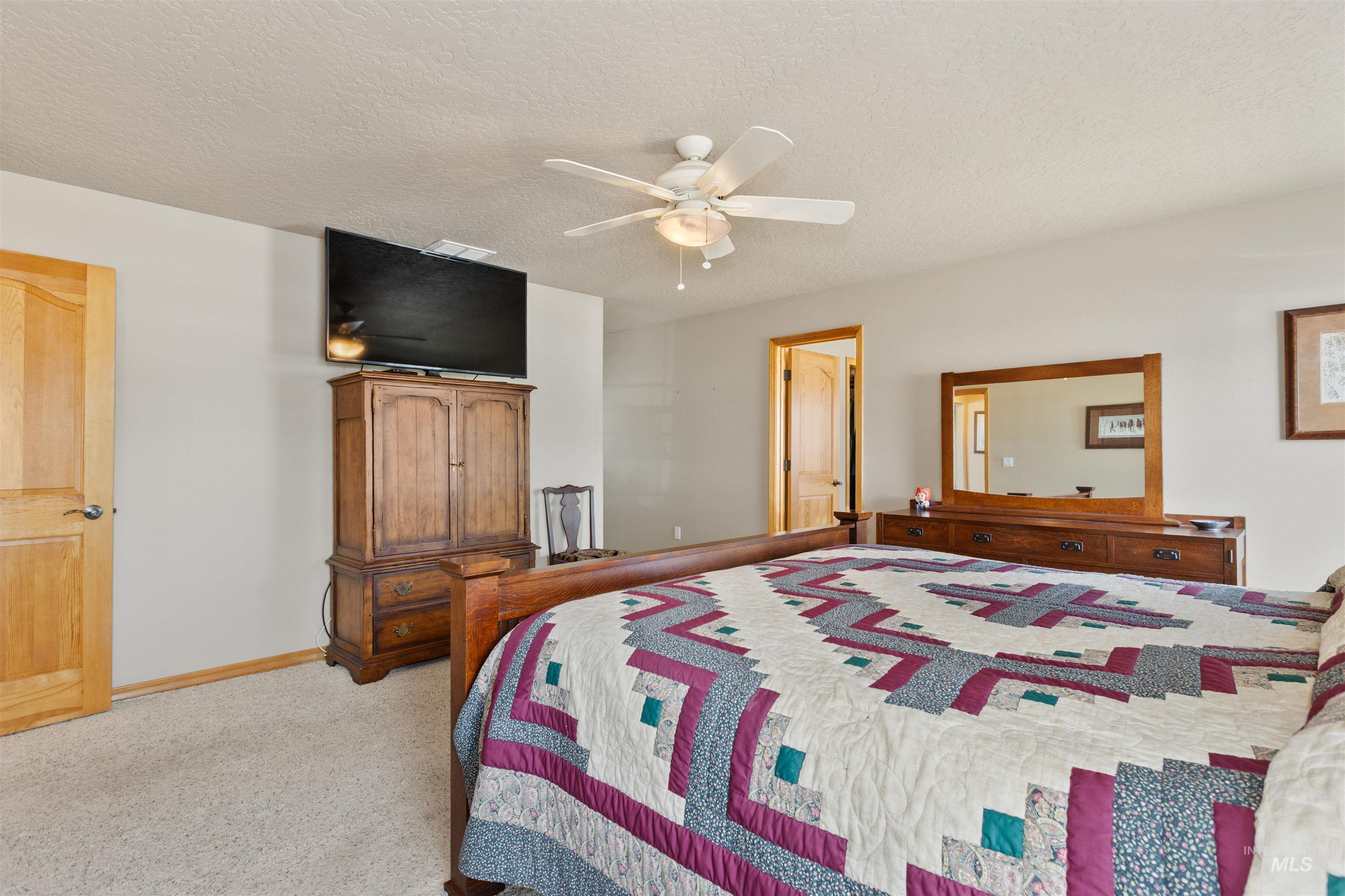 5996 Whispering Hills Dr