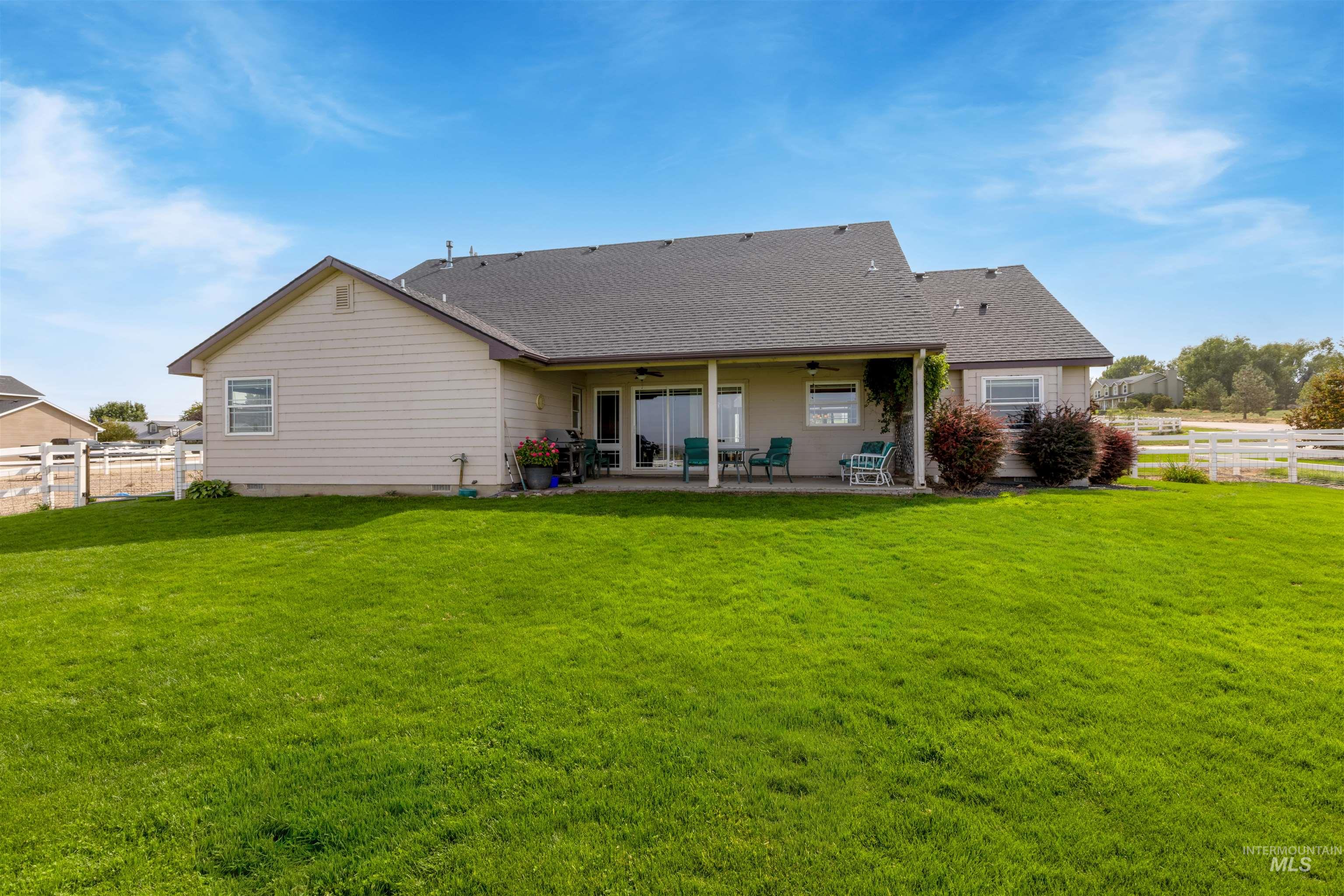 5996 Whispering Hills Dr