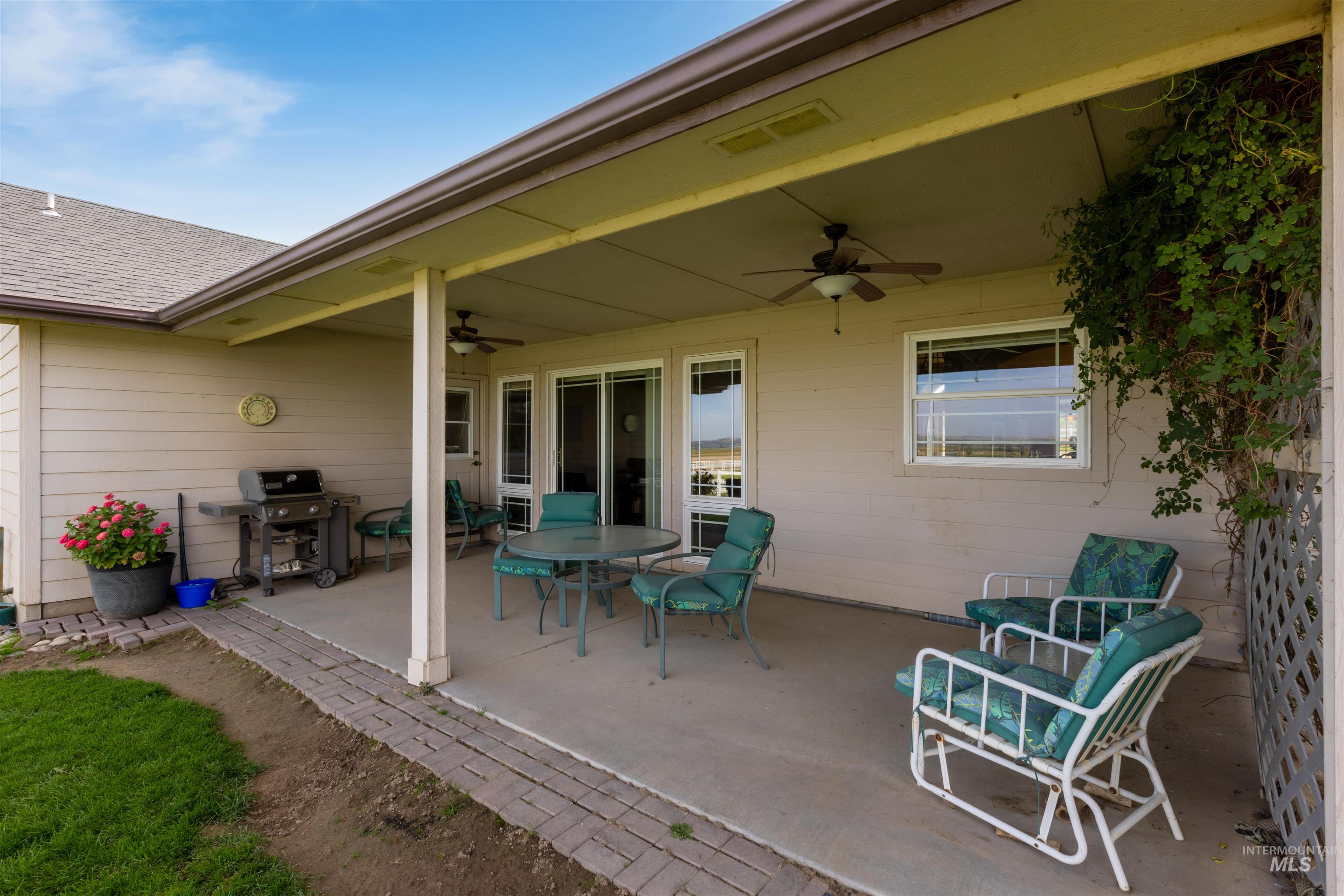 5996 Whispering Hills Dr