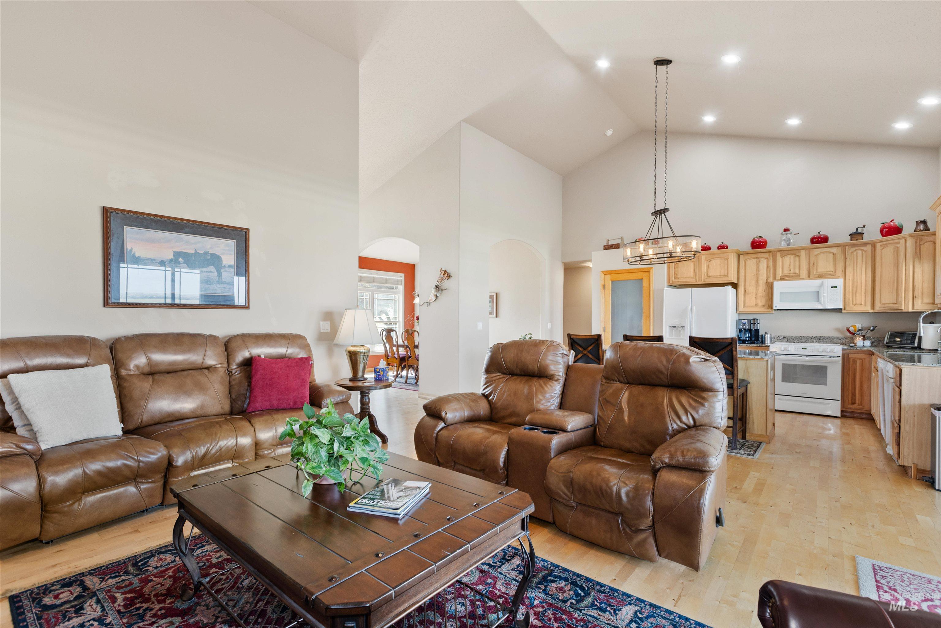 5996 Whispering Hills Dr