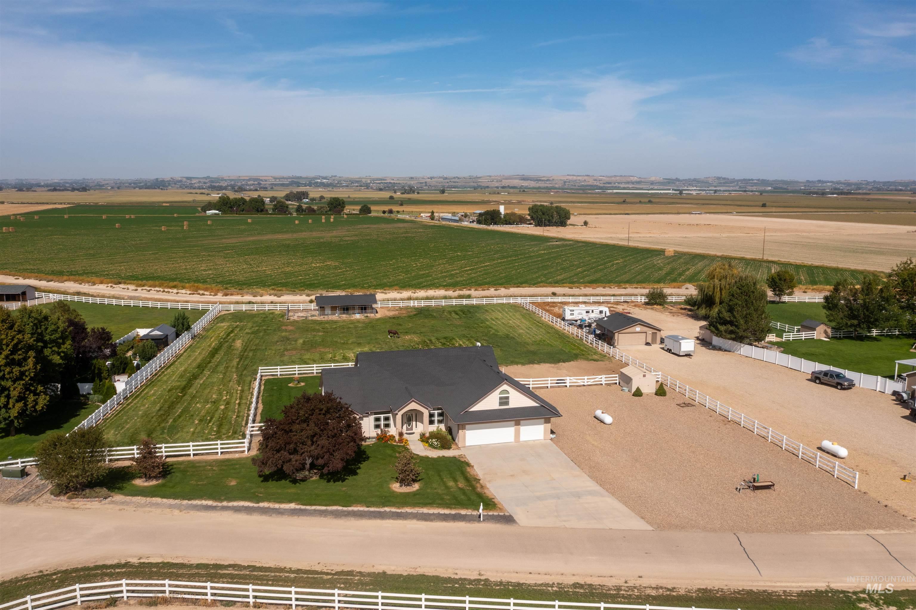 5996 Whispering Hills Dr