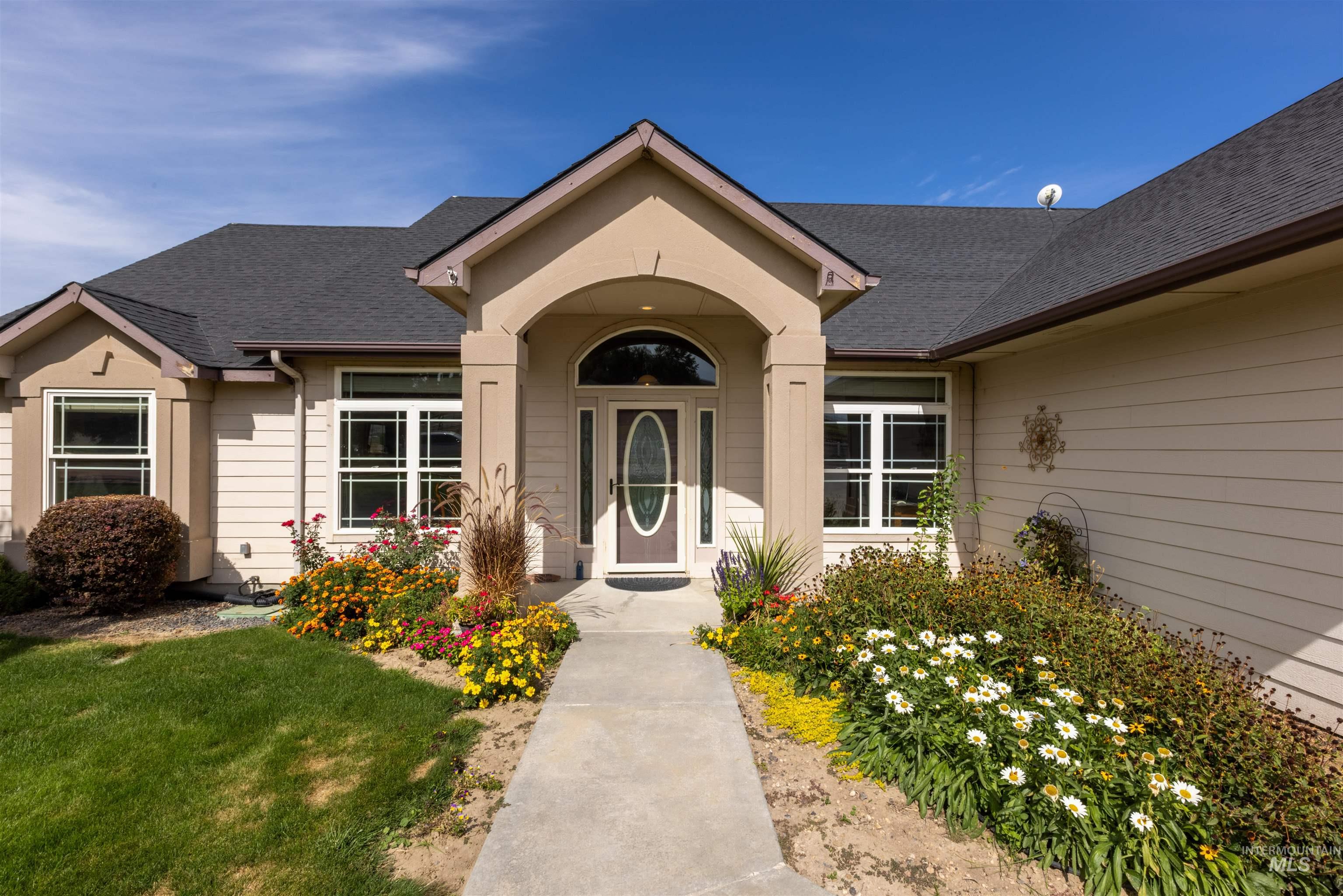 5996 Whispering Hills Dr